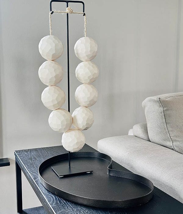 Vase The World dienblad Villeta S brons op sidetable met accessoires