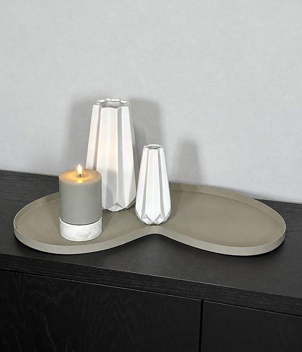 Vase The World dienblad Villeta M Clay gestyled met LED-kaars en vazen