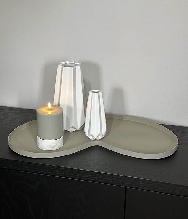 Vase The World dienblad Villeta M Clay gestyled met LED-kaars en vazen