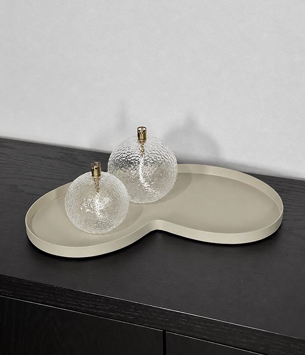 Vase The World dienblad Villeta S Clay gestyled met glazen decoratie