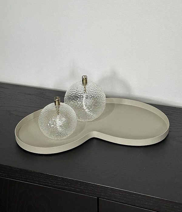 Vase The World dienblad Villeta S Clay gestyled met glazen decoratie