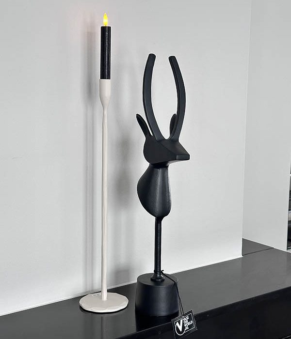 Vase The World hert Palpa zwart maat L naast off-white kandelaar