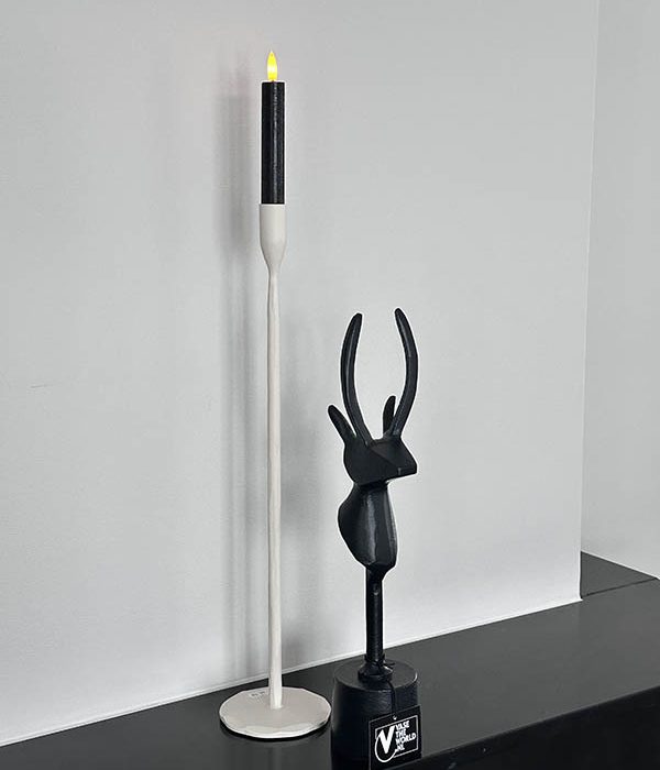 Vase The World hert Palpa zwart maat M naast off-white kandelaar