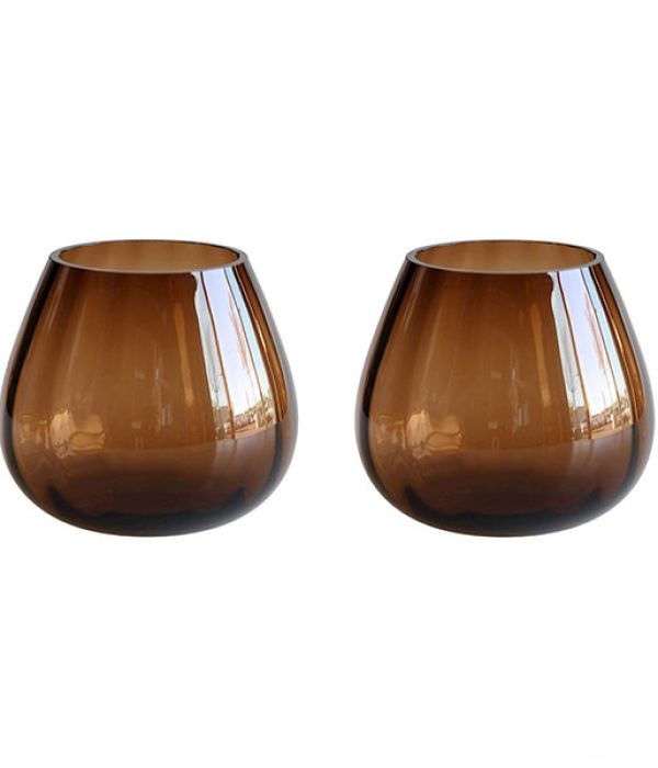 Twee Vase The World Tasman XS Ribbed kaarshouders van donker taupe glas naast elkaar op een witte achtergrond