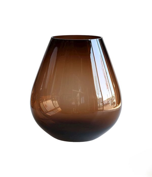 Vase The World Tasman S vaas van doorschijnend bruin glas met een afgeronde onderkant en smallere opening op een witte achtergrond