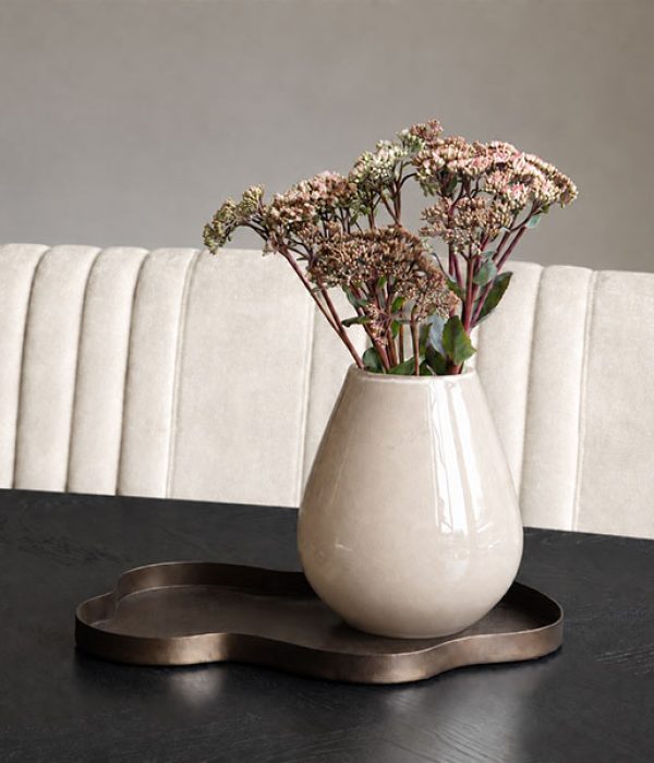 Beige Vaas Tasman S Elite van Vase The World met bloemen