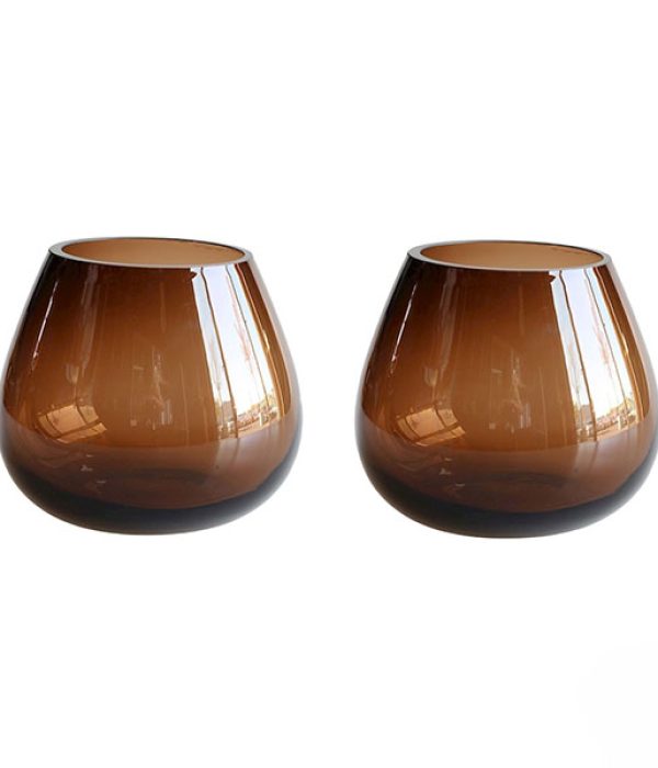 Twee Vase The World Tasman XS waxinelichthouders van bruin glas in Dark Taupe op een witte achtergrond