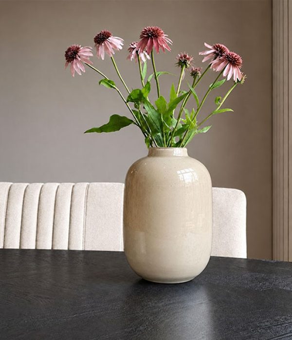Grote Vaas Artic Elite beige met bloemen in een interieur