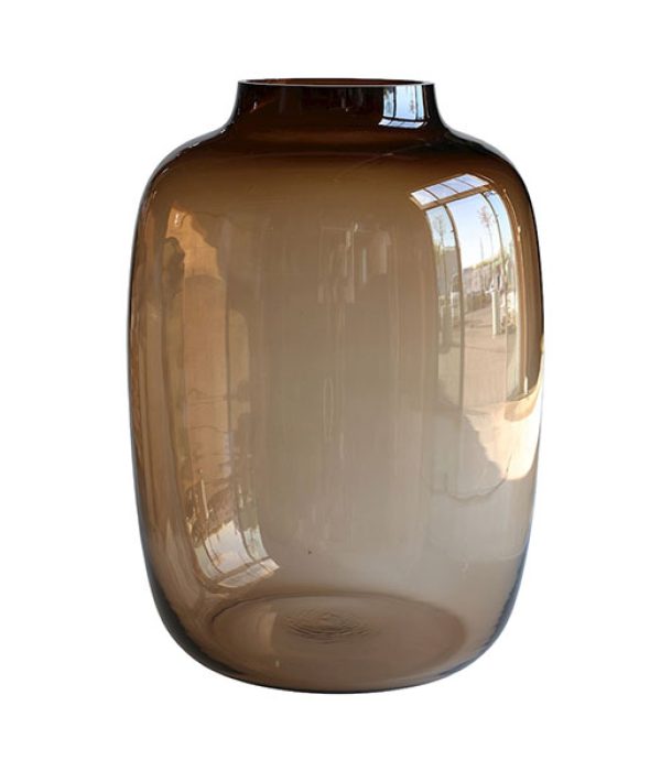 Vase The World Artic M vaas in dark taupe met afgeronde schouders en een korte hals op een witte achtergrond