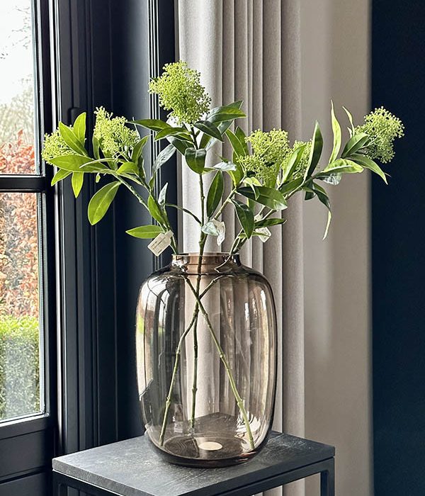 Vase The World Vaas Artic M – bruine glazen vaas (taupe) met zijden bloemen