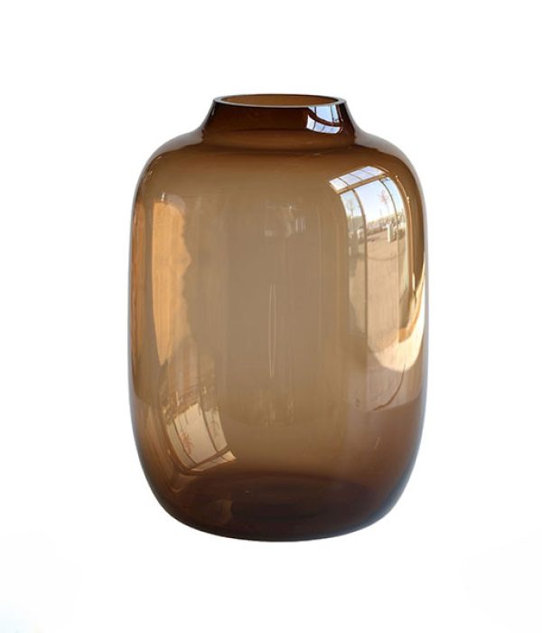 Vase The World Artic S vaas in donker taupe glas met afgeronde schouders en een korte hals op een witte achtergrond