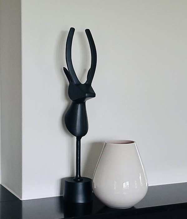 Vase The World Vaas Tasman S Ivory – Beige, mondgeblazen glazen vaas Ø18 x H20 cm op zwarte schouw