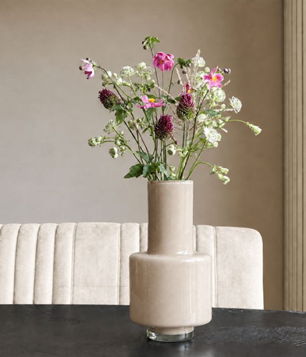 Beige Vaas Volta Elite van Vase The World met kleurrijke bloemen